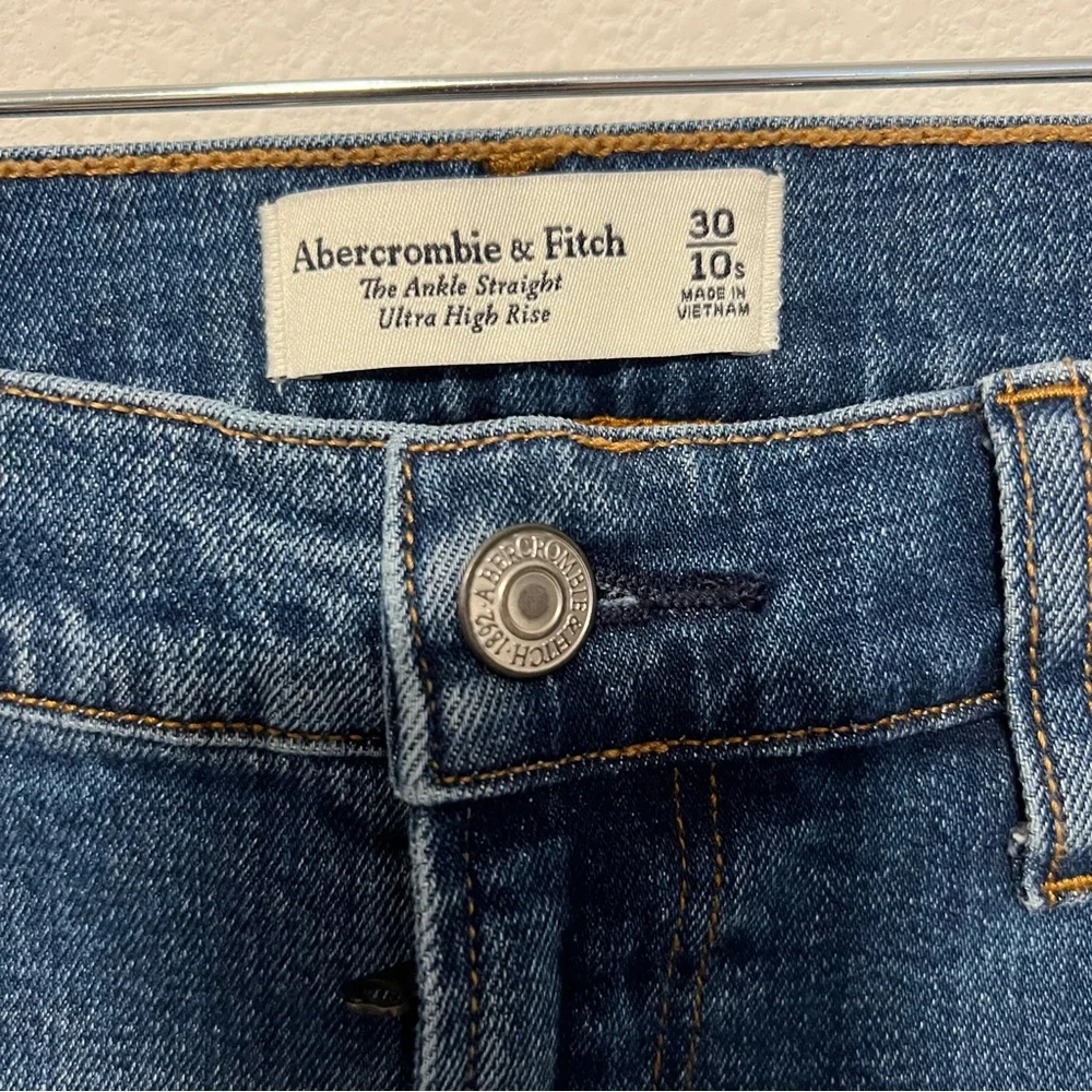 Abercrombie & Fitch Ultra High Rise Ankle Distressed Straight Jeans Sz 10s